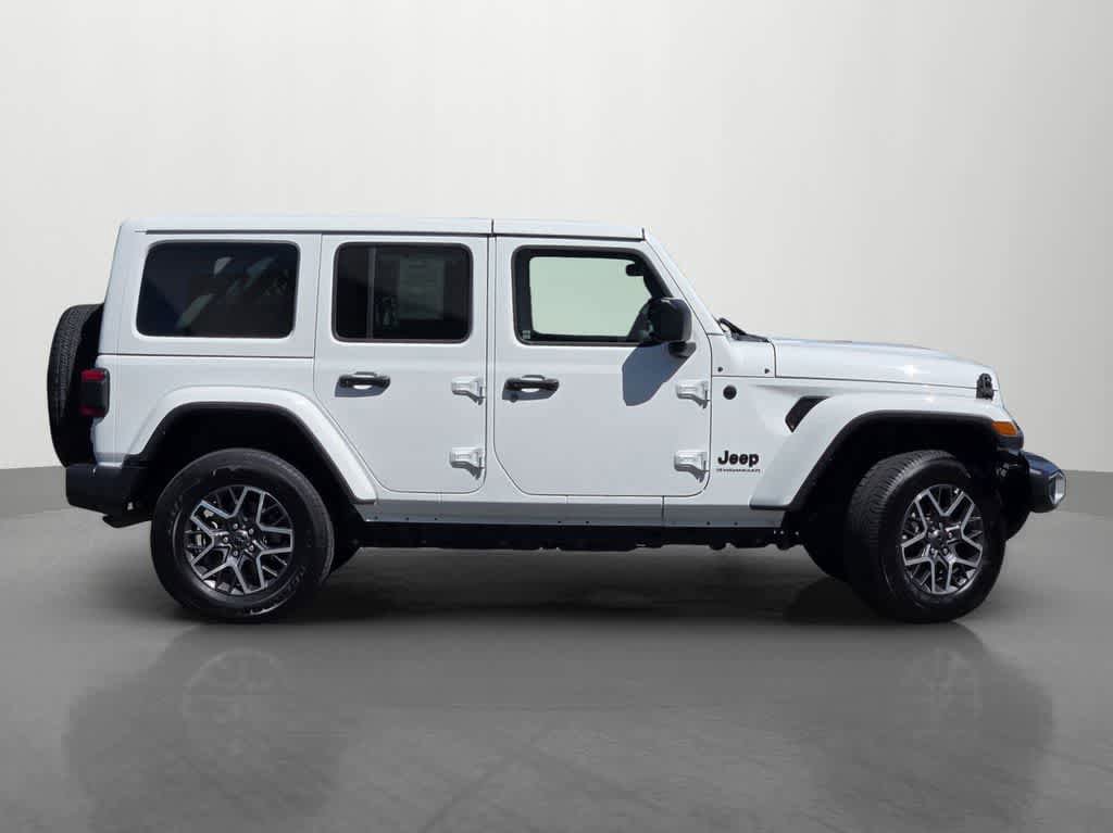 Used 2025 Jeep Wrangler Sahara AWD/4WD image 7