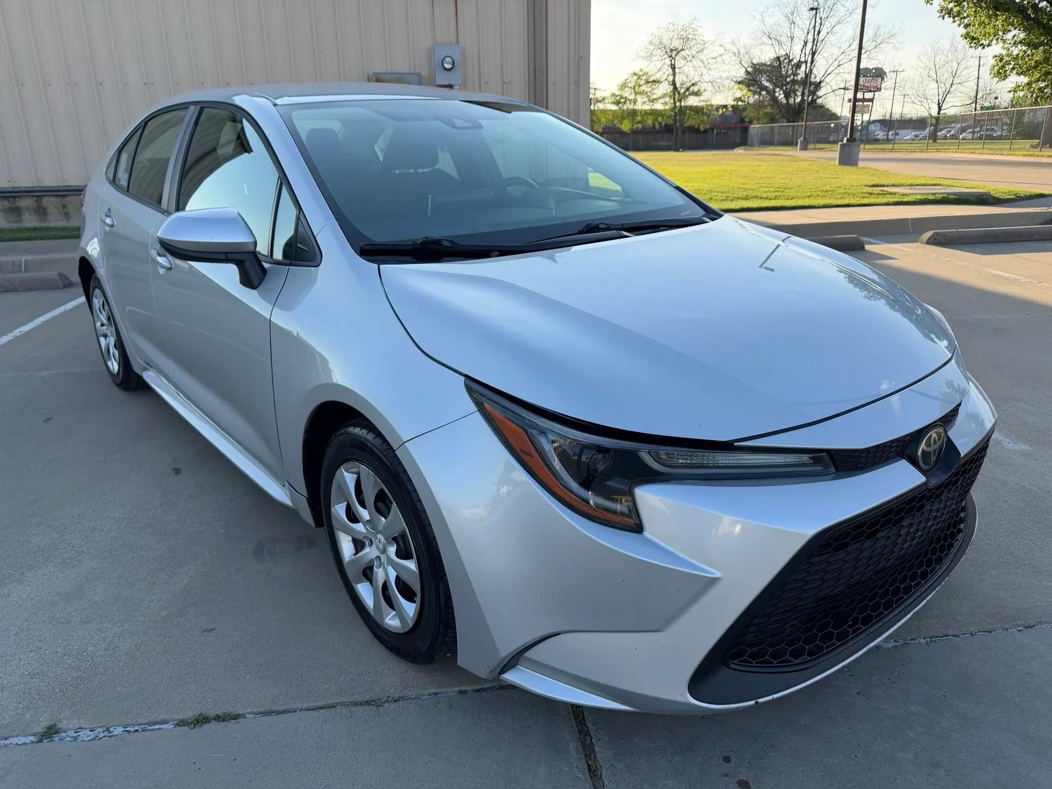 Used 2020 Toyota Corolla LE FWD image 3