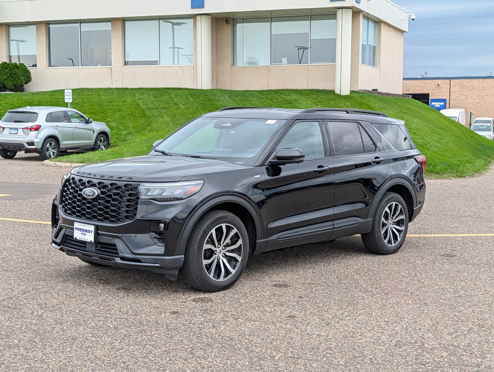 Used 2025 Ford Explorer ST-Line AWD/4WD image 1