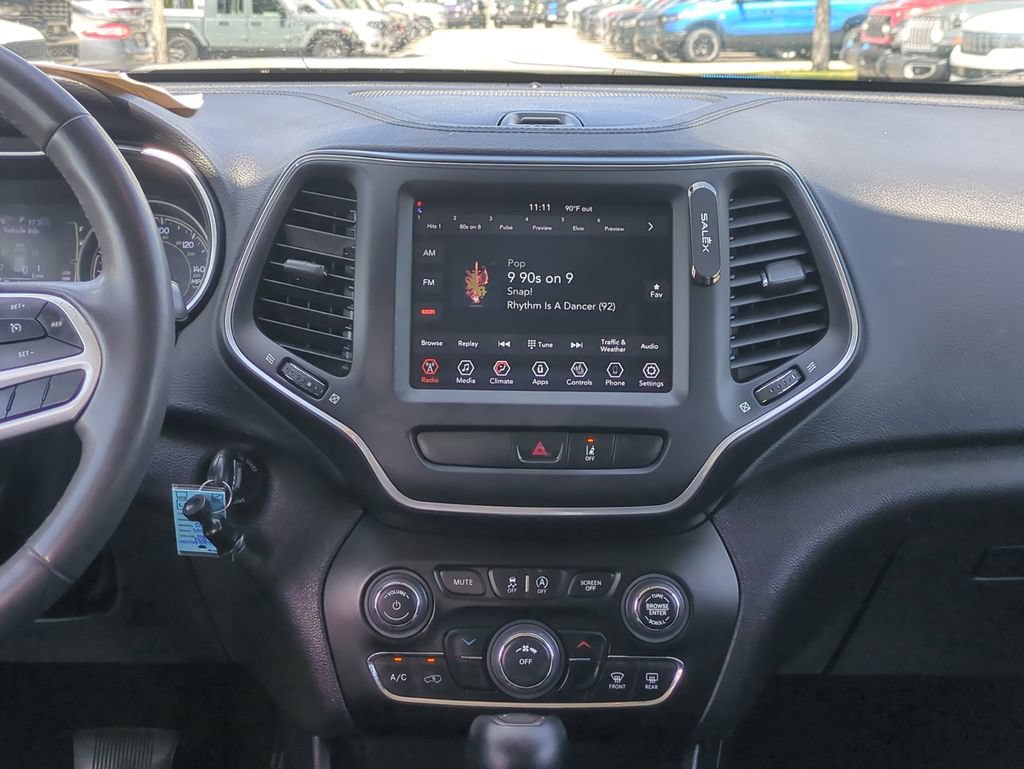 Used 2022 Jeep Cherokee Latitude AWD/4WD image 19