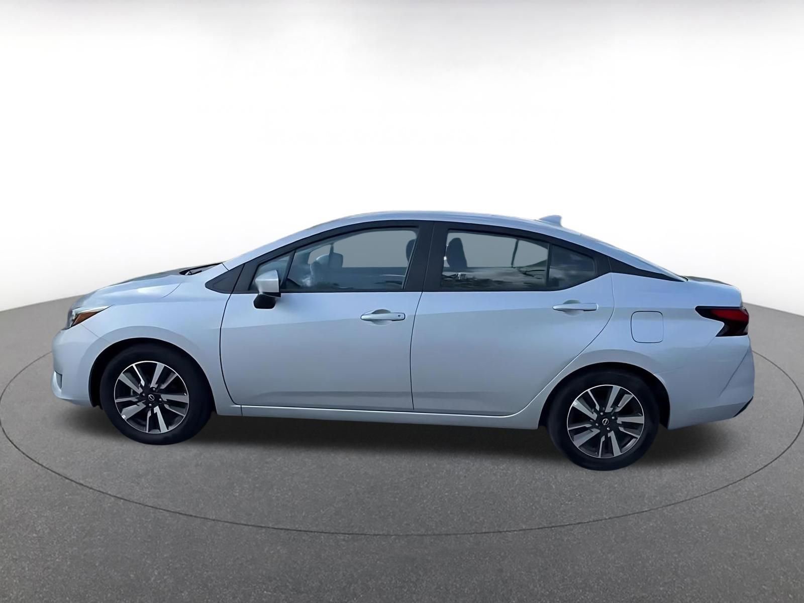 Used 2025 Nissan Versa SV image 9