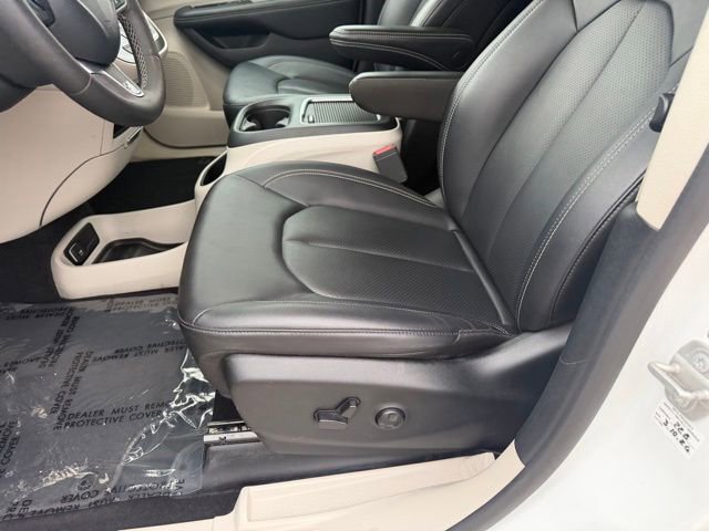 Used 2024 Chrysler Pacifica Touring-L FWD image 17