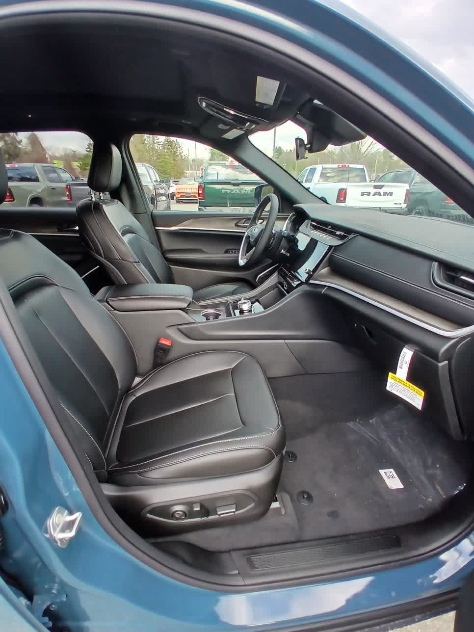 New 2026 Jeep Grand Cherokee L Limited w/ Limited Altitude Package AWD/4WD image 17