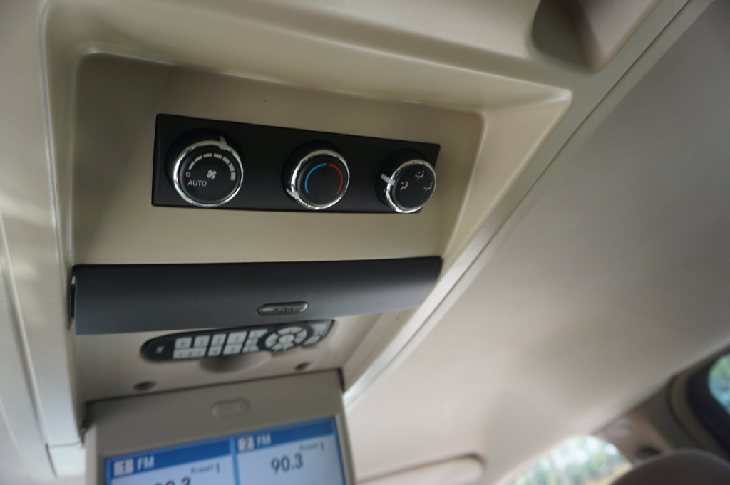 Used 2012 Chrysler Town & Country Touring w/ Entertainment Group #1 FWD image 13