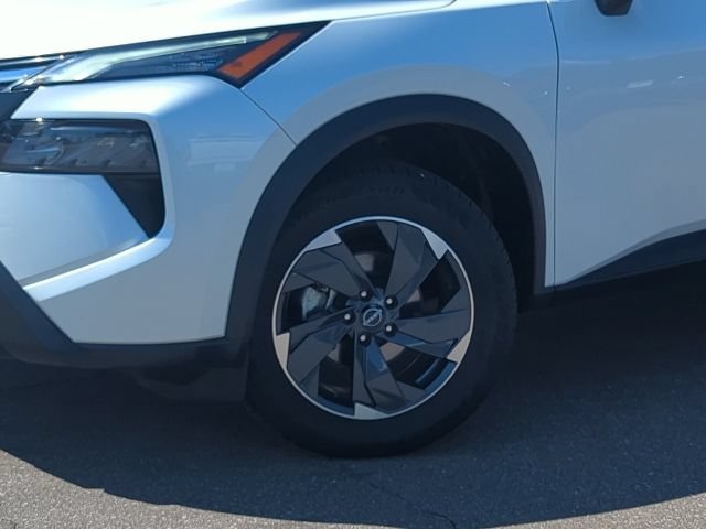 Used 2024 Nissan Rogue SV AWD/4WD image 2