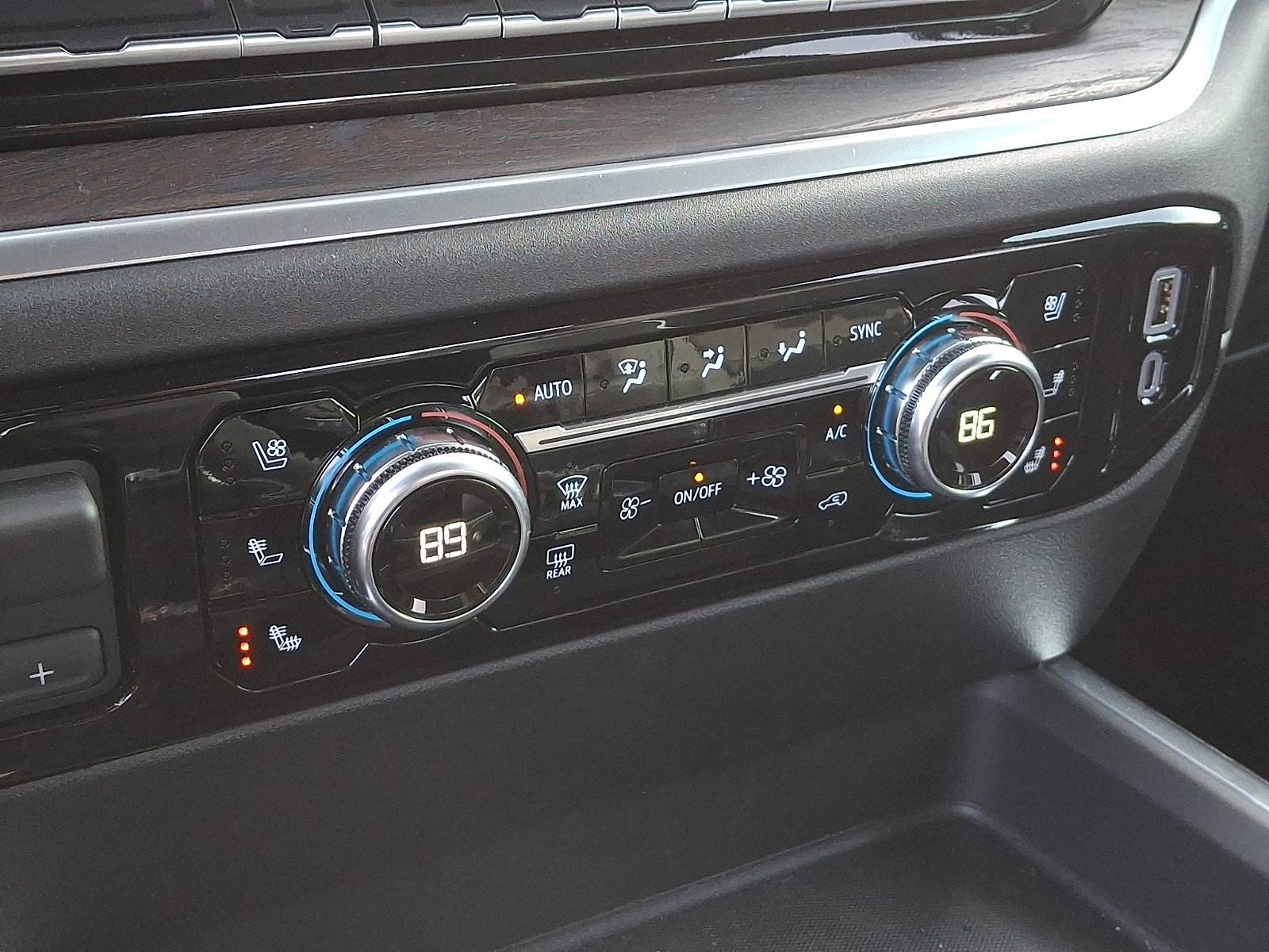 Certified 2025 GMC Sierra 2500 SLT w/ SLT Convenience Package image 17