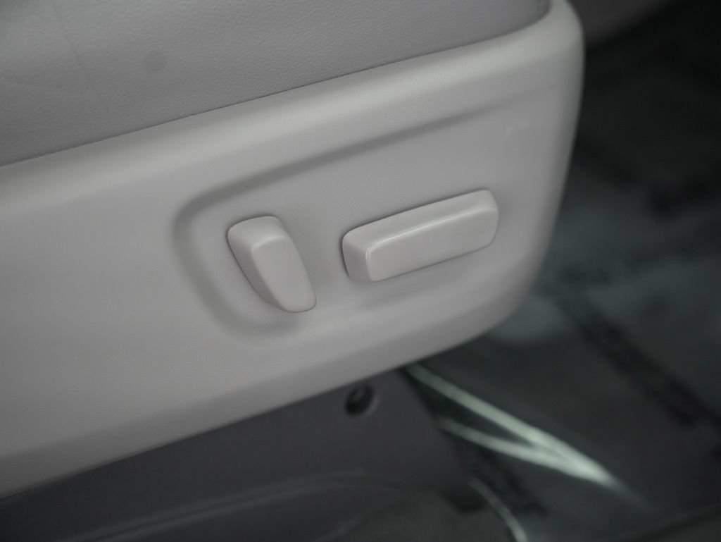 Used 2020 Toyota Sienna XLE w/ XLE Navigation Package FWD image 50