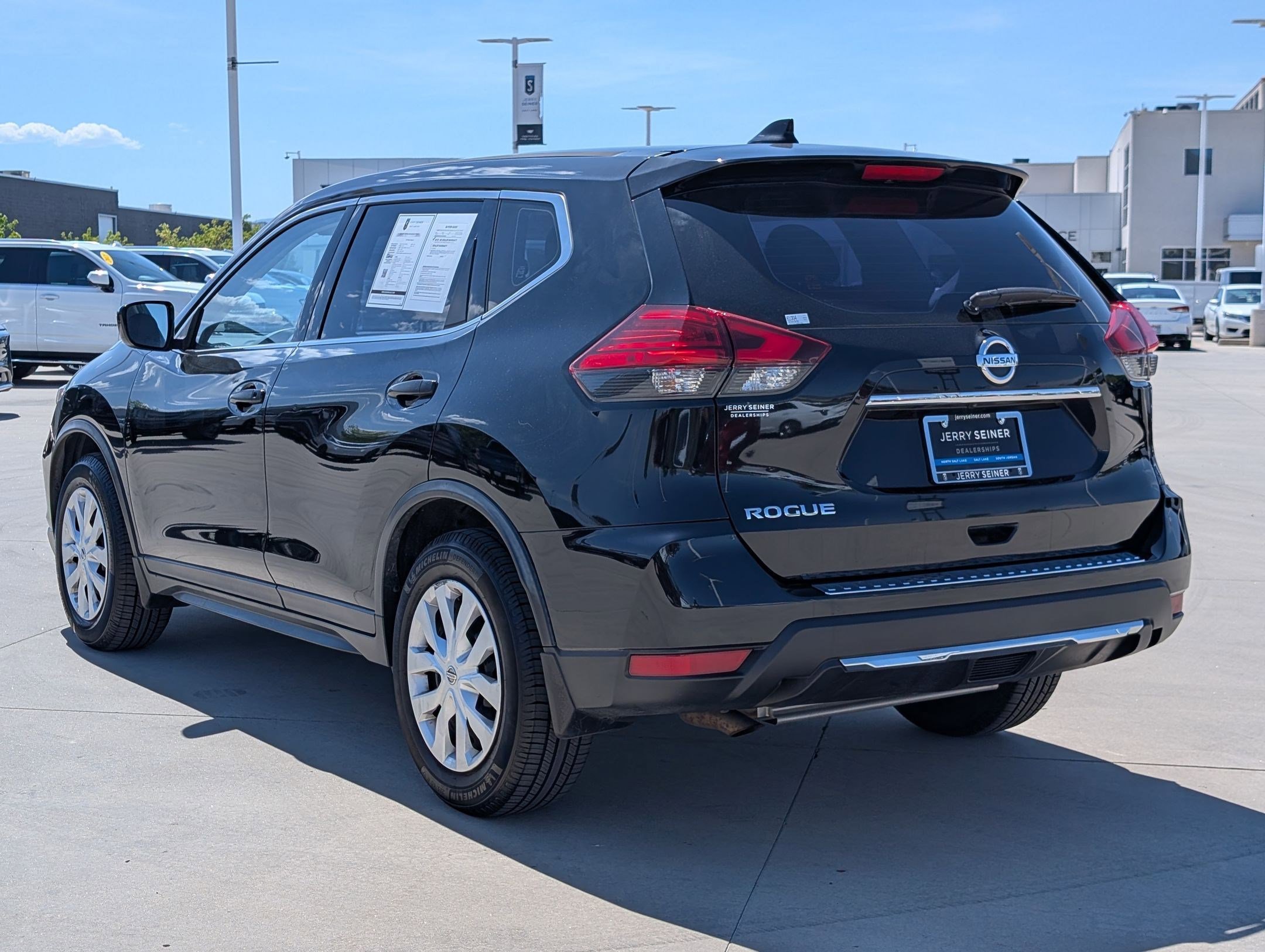Used 2017 Nissan Rogue S FWD image 3