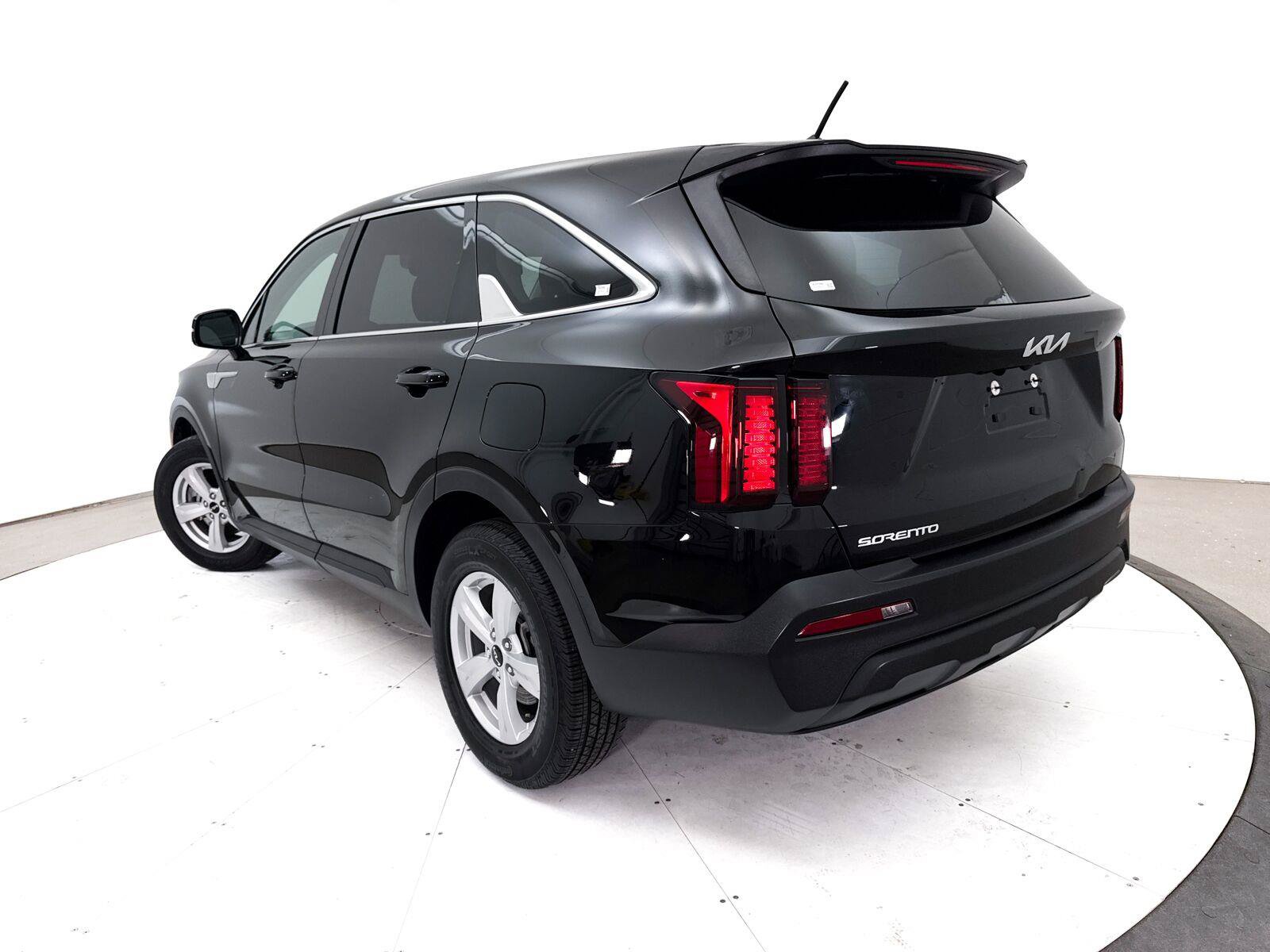 Used 2023 Kia Sorento LX FWD image 2