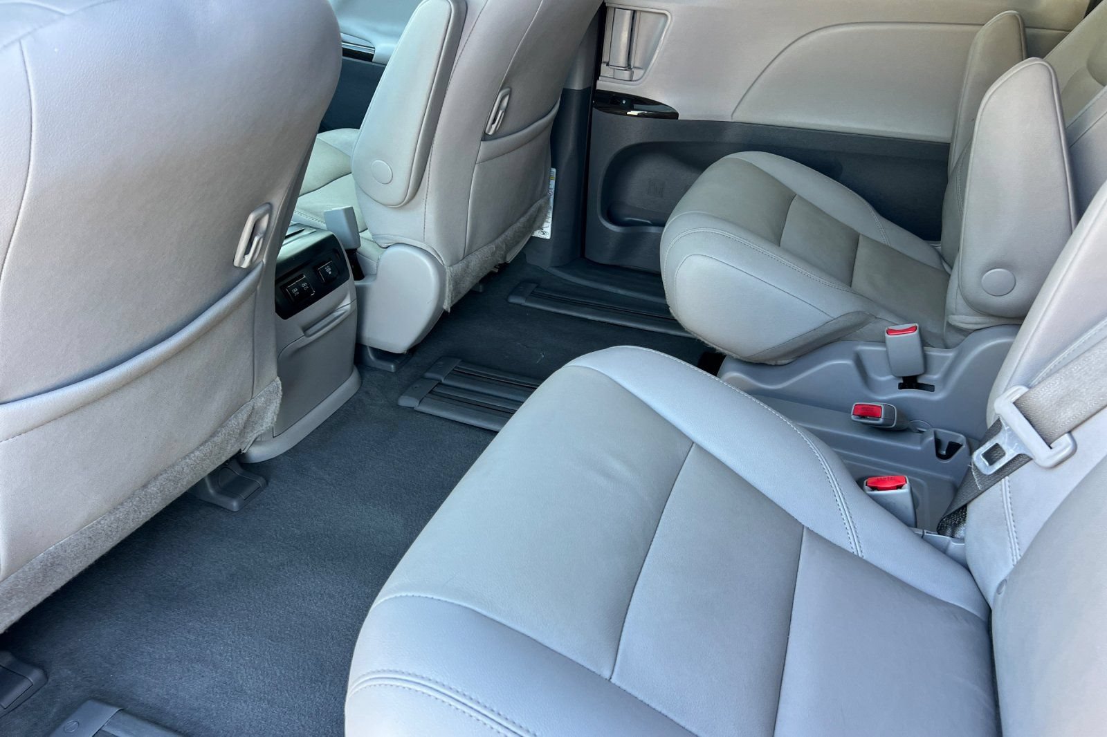 Used 2020 Toyota Sienna XLE FWD image 13