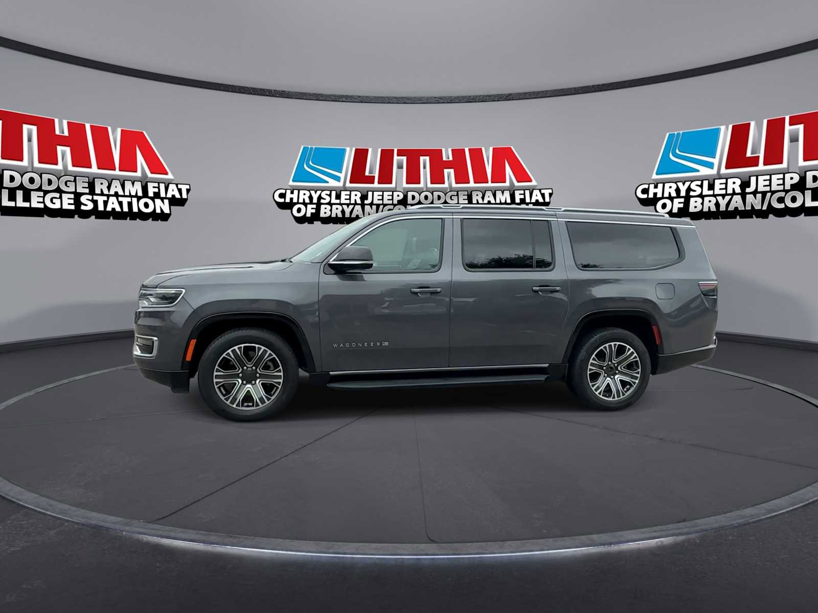 Used 2024 Jeep Wagoneer L Series II RWD image 4
