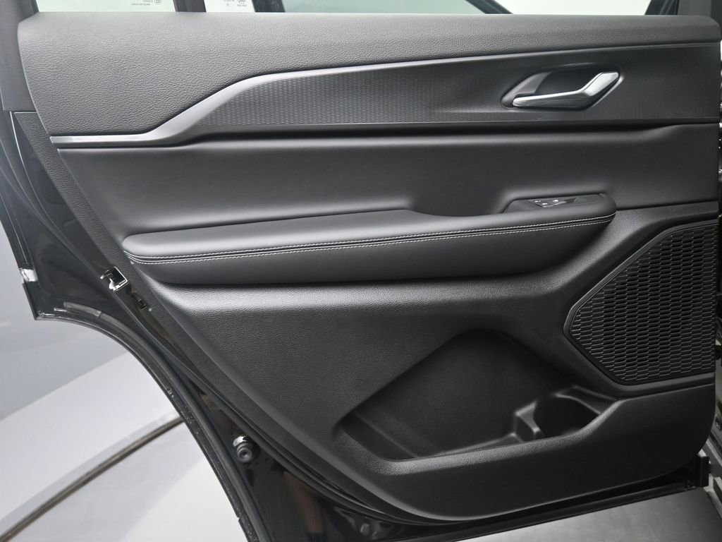 New 2025 Jeep Grand Cherokee L Laredo w/ Luxury Tech Group I image 14