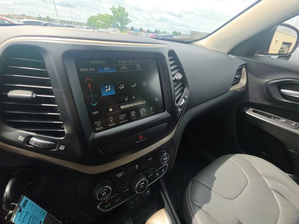 Used 2016 Jeep Cherokee Latitude w/ Cold Weather Group AWD/4WD image 19