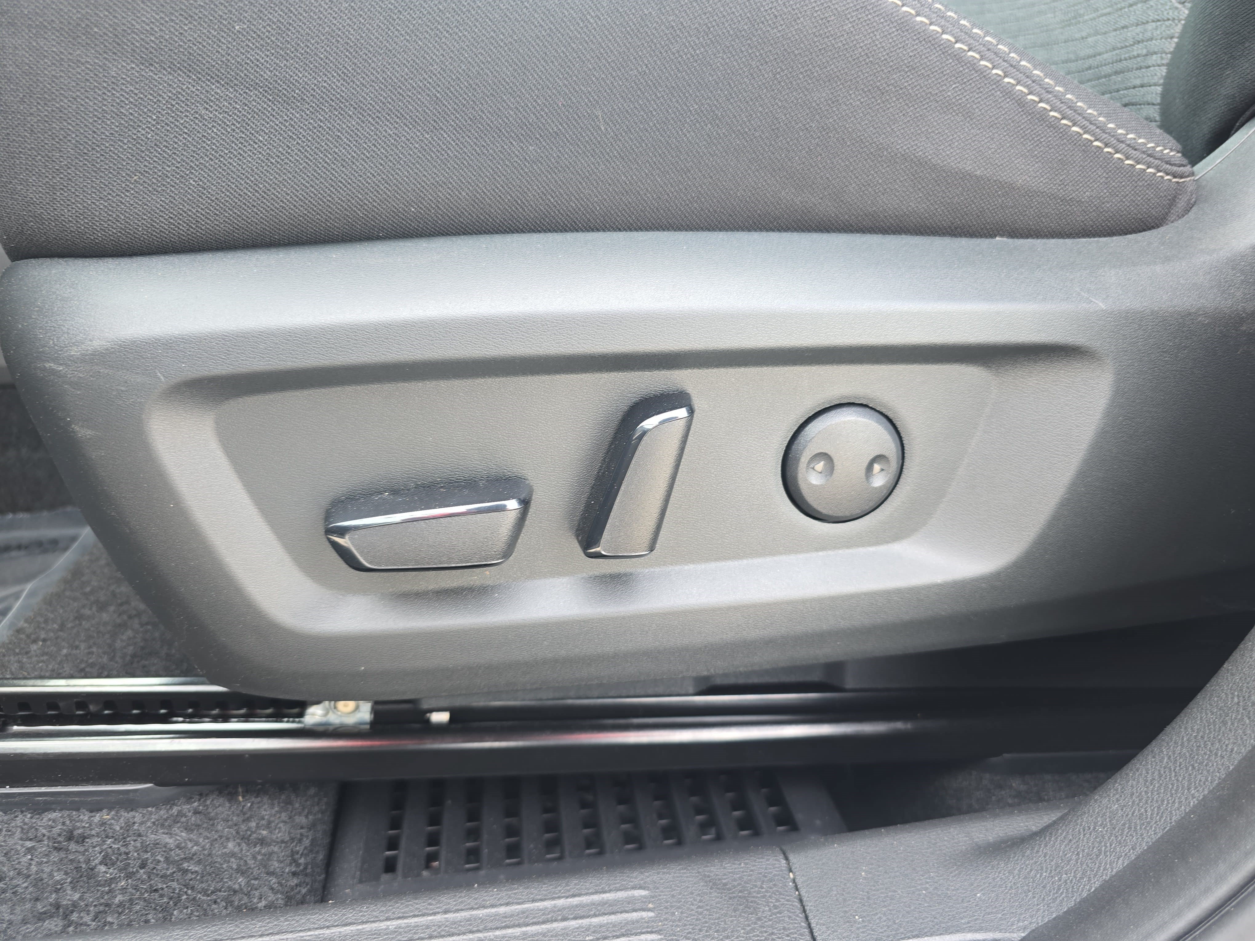 Used 2023 Nissan Rogue SV FWD image 28