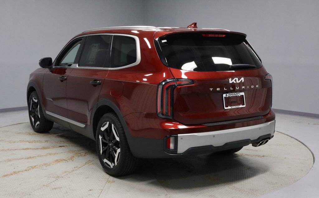 Used 2023 Kia Telluride EX w/ EX Captain's Chair Package image 11
