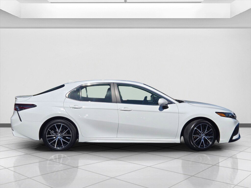 Used 2023 Toyota Camry SE image 4