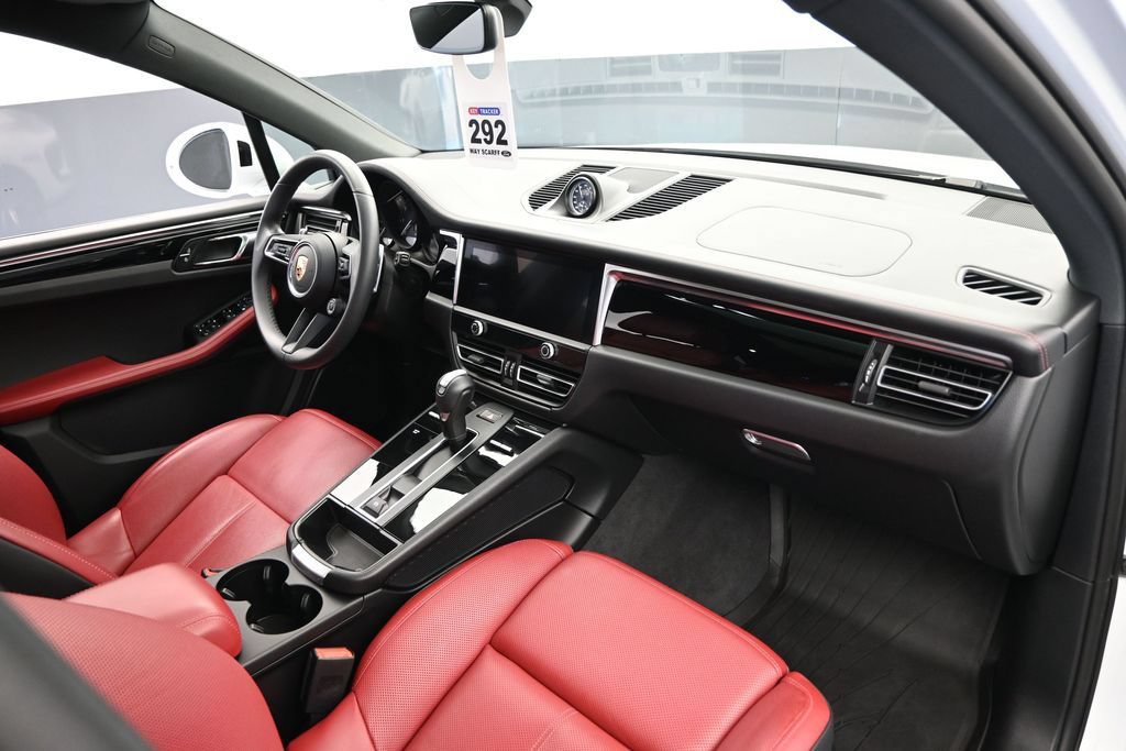 Used 2025 Porsche Macan AWD/4WD image 24
