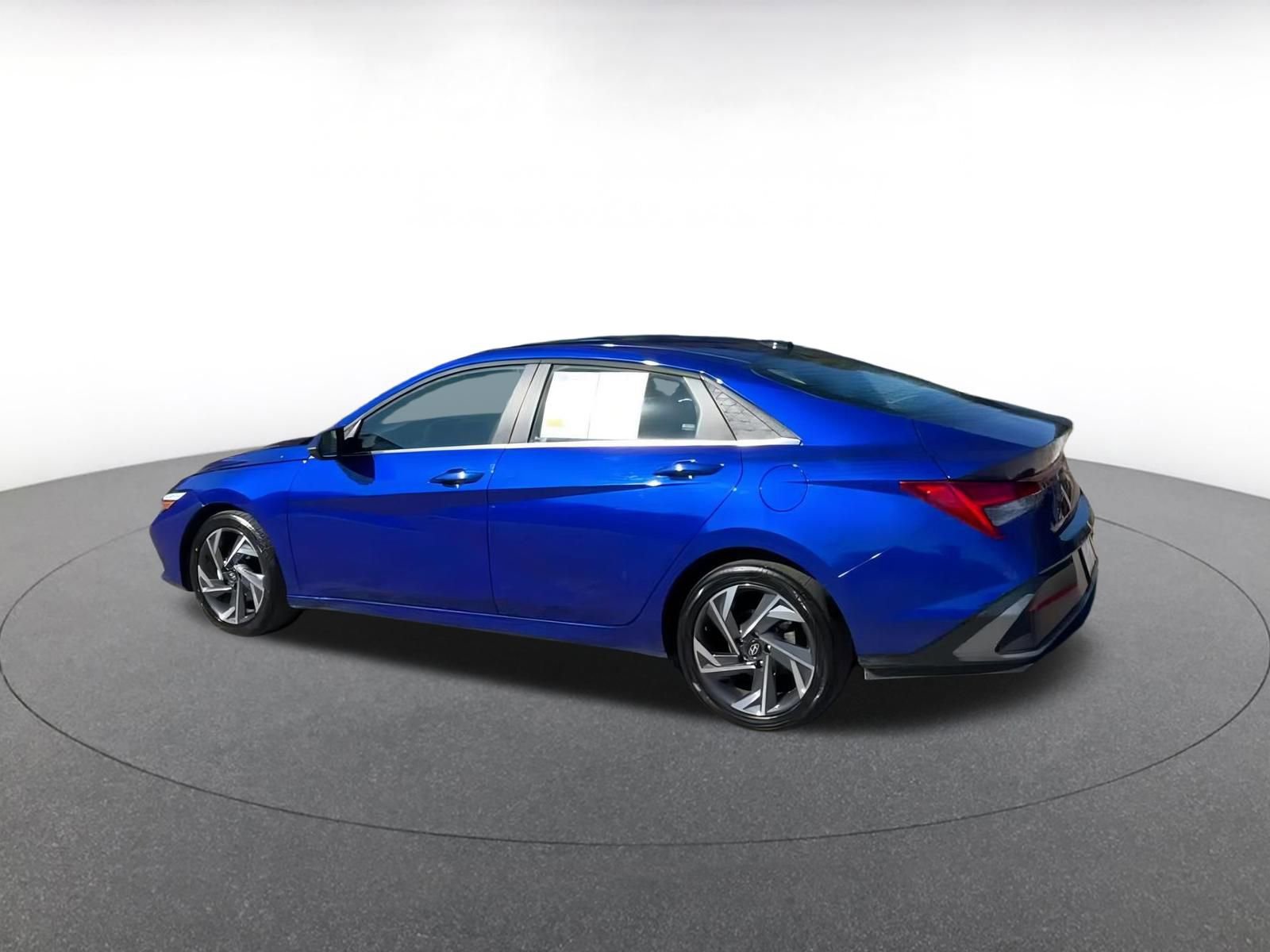 Used 2025 Hyundai Elantra Limited image 9