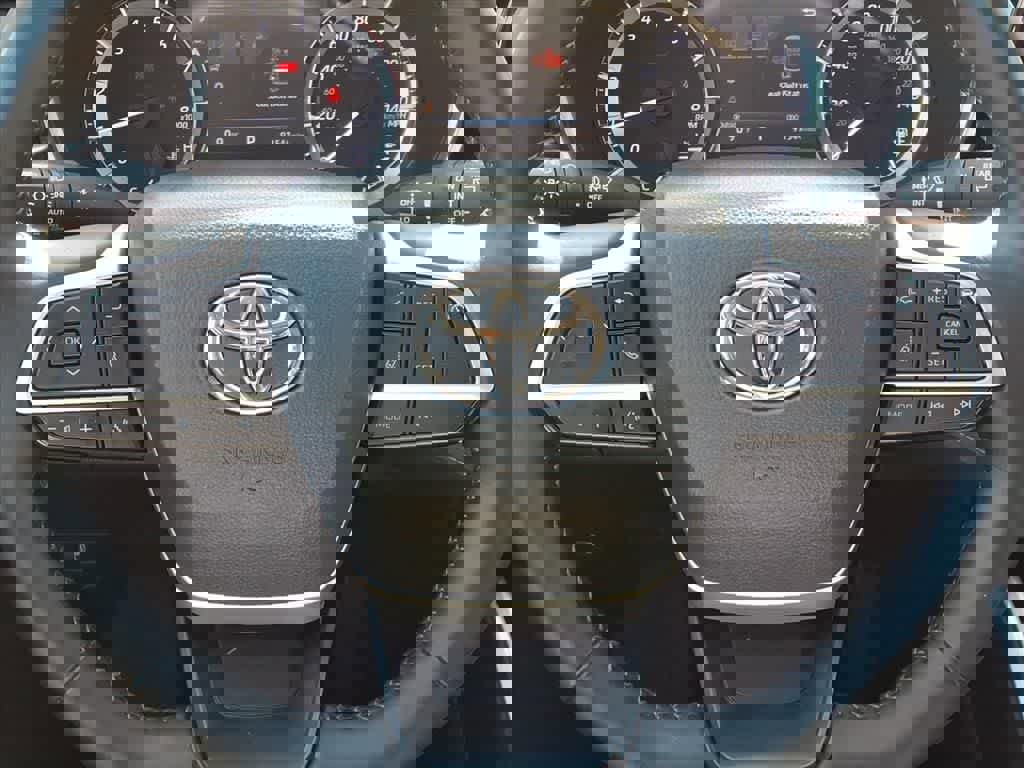 Used 2023 Toyota Highlander XLE image 17