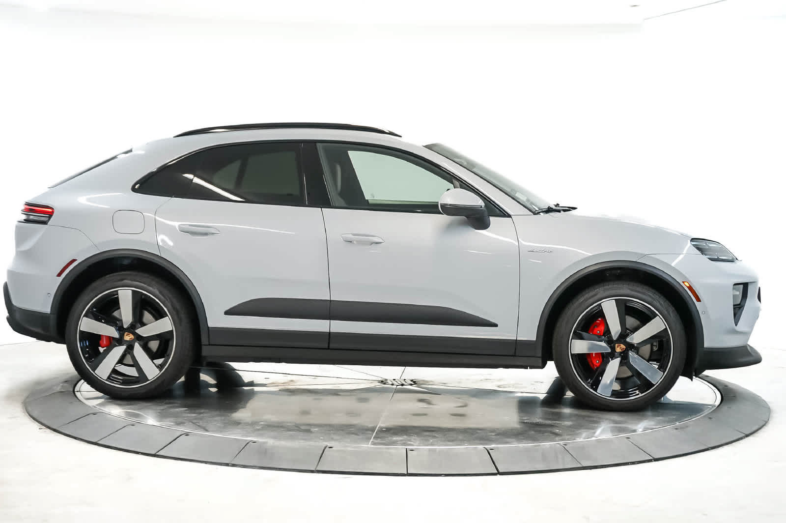 Certified 2025 Porsche Macan 4S Electric AWD/4WD image 8