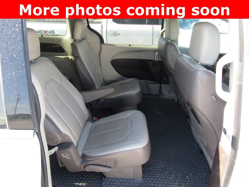 Used 2017 Chrysler Pacifica Touring-L FWD image 14