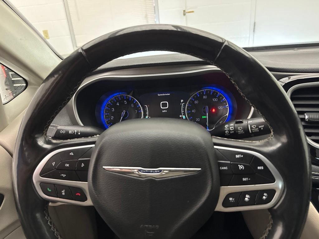 Used 2021 Chrysler Pacifica Touring-L FWD image 15