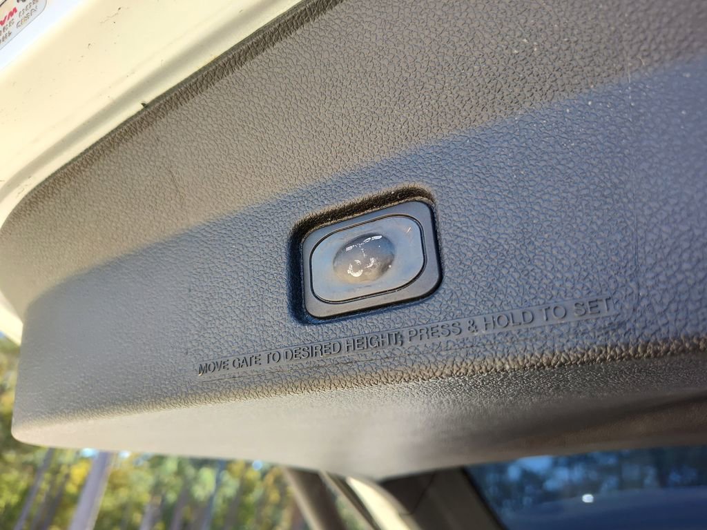 Used 2018 Ford Explorer XLT w/ Equipment Group 202A image 8