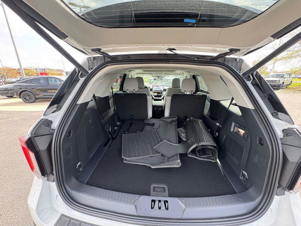 New 2026 Ford Explorer Active w/ Active Comfort Package AWD/4WD image 16