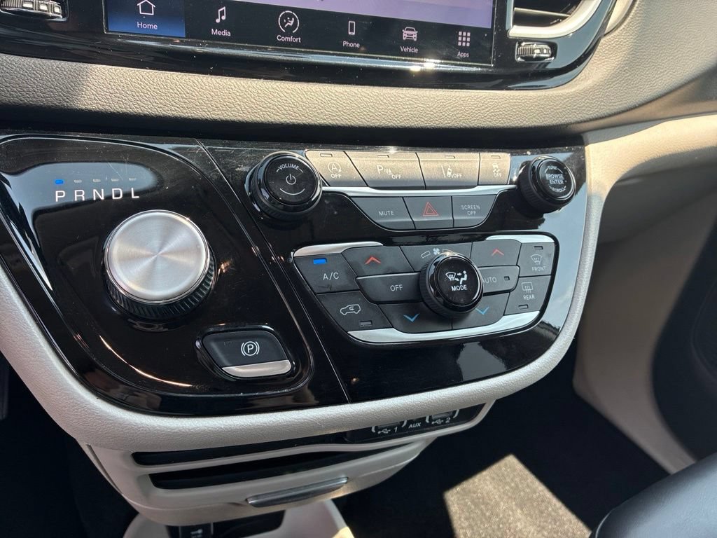 Used 2024 Chrysler Pacifica Touring-L FWD image 29
