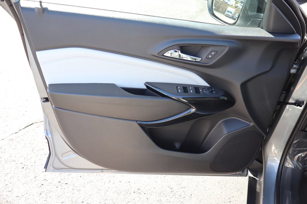 New 2026 Chevrolet Trax LT w/ Midnight Edition FWD image 4
