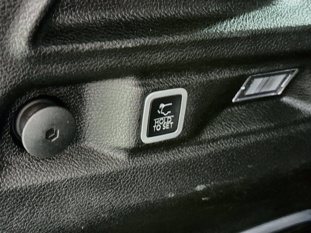 Used 2022 Jeep Grand Cherokee L Limited AWD/4WD image 32