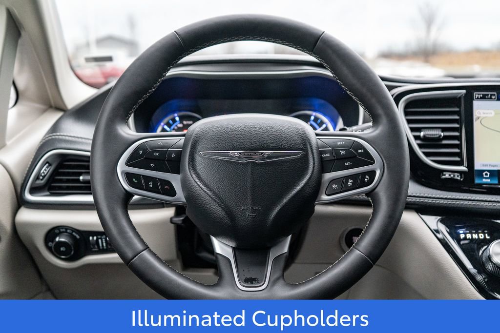 Used 2024 Chrysler Pacifica Select image 16