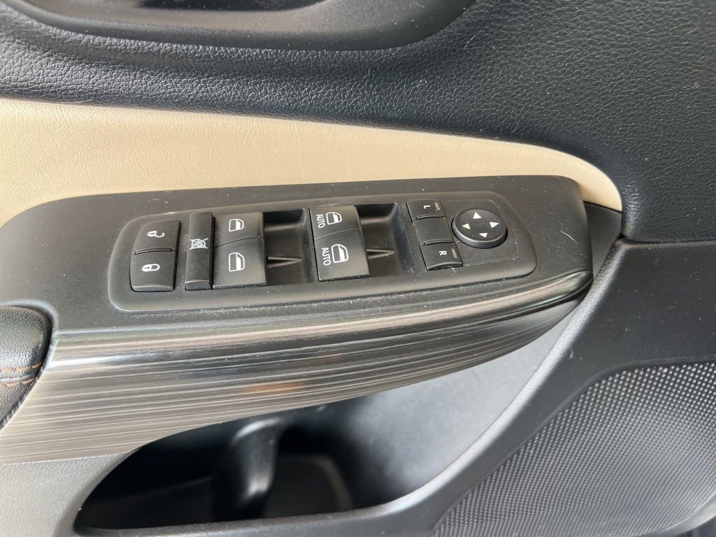 Used 2017 Jeep Cherokee Limited image 36