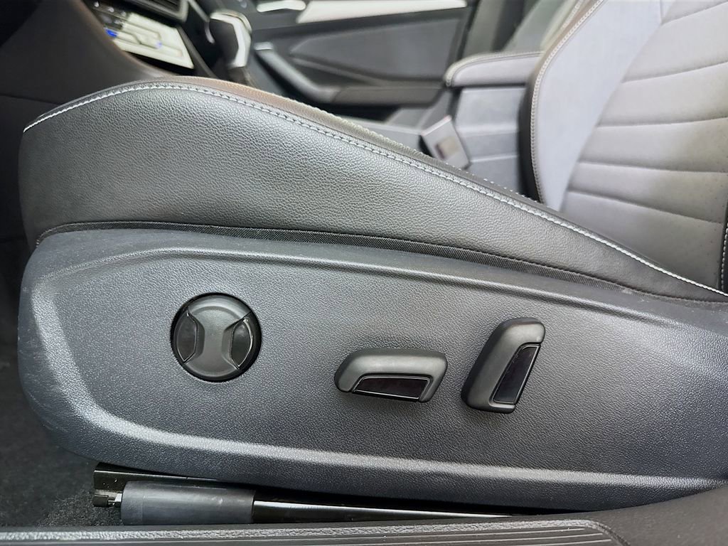 Used 2025 Volkswagen Jetta SE image 19