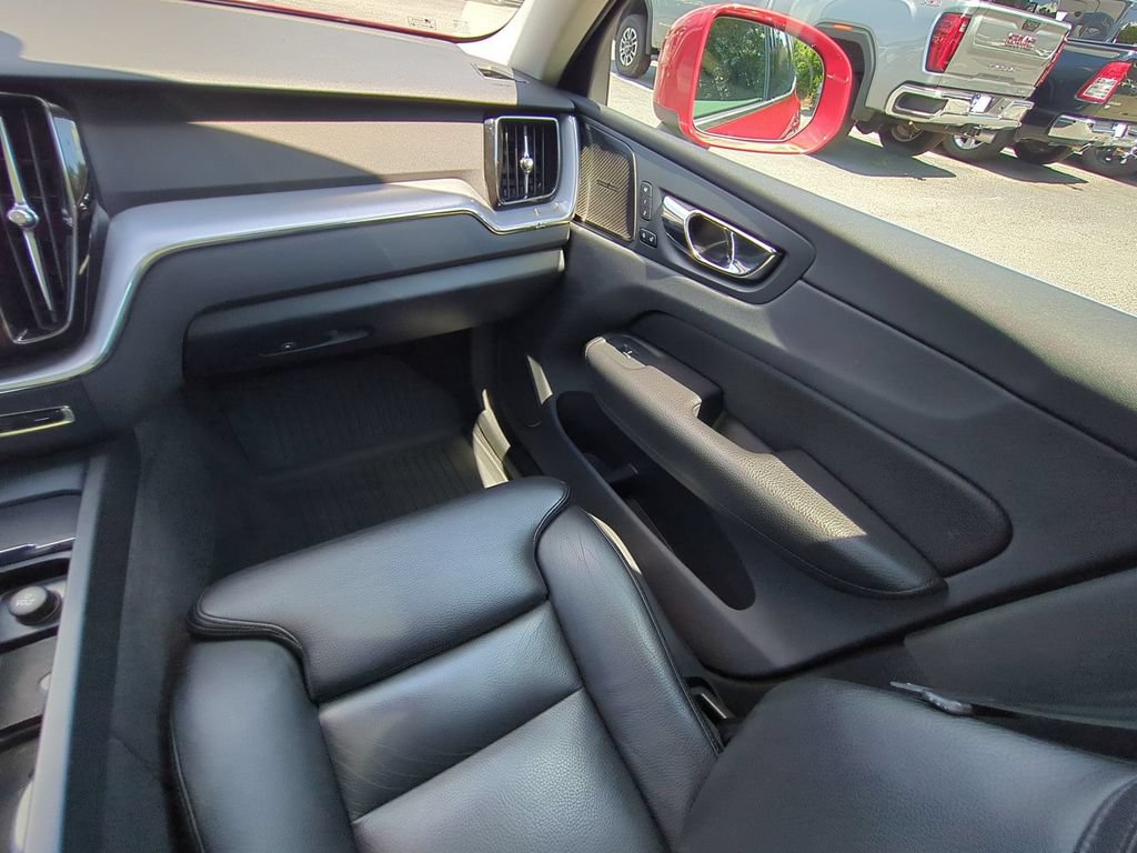 Used 2019 Volvo XC60 T5 Momentum w/ Multimedia Package AWD/4WD image 19