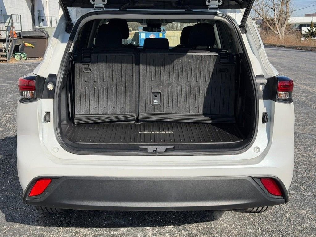 Used 2023 Toyota Highlander LE image 5