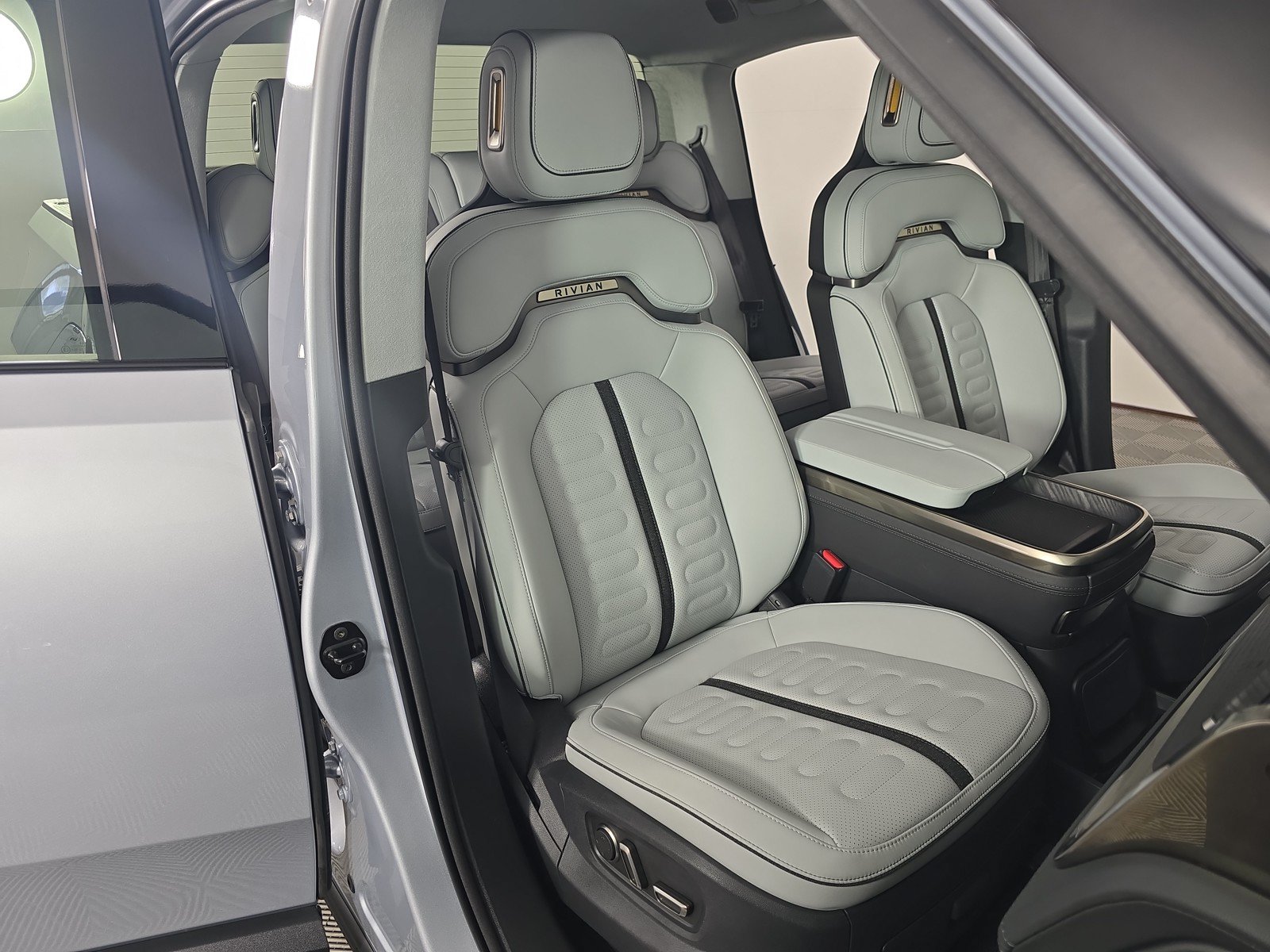 Used 2023 Rivian R1T Adventure AWD/4WD image 23