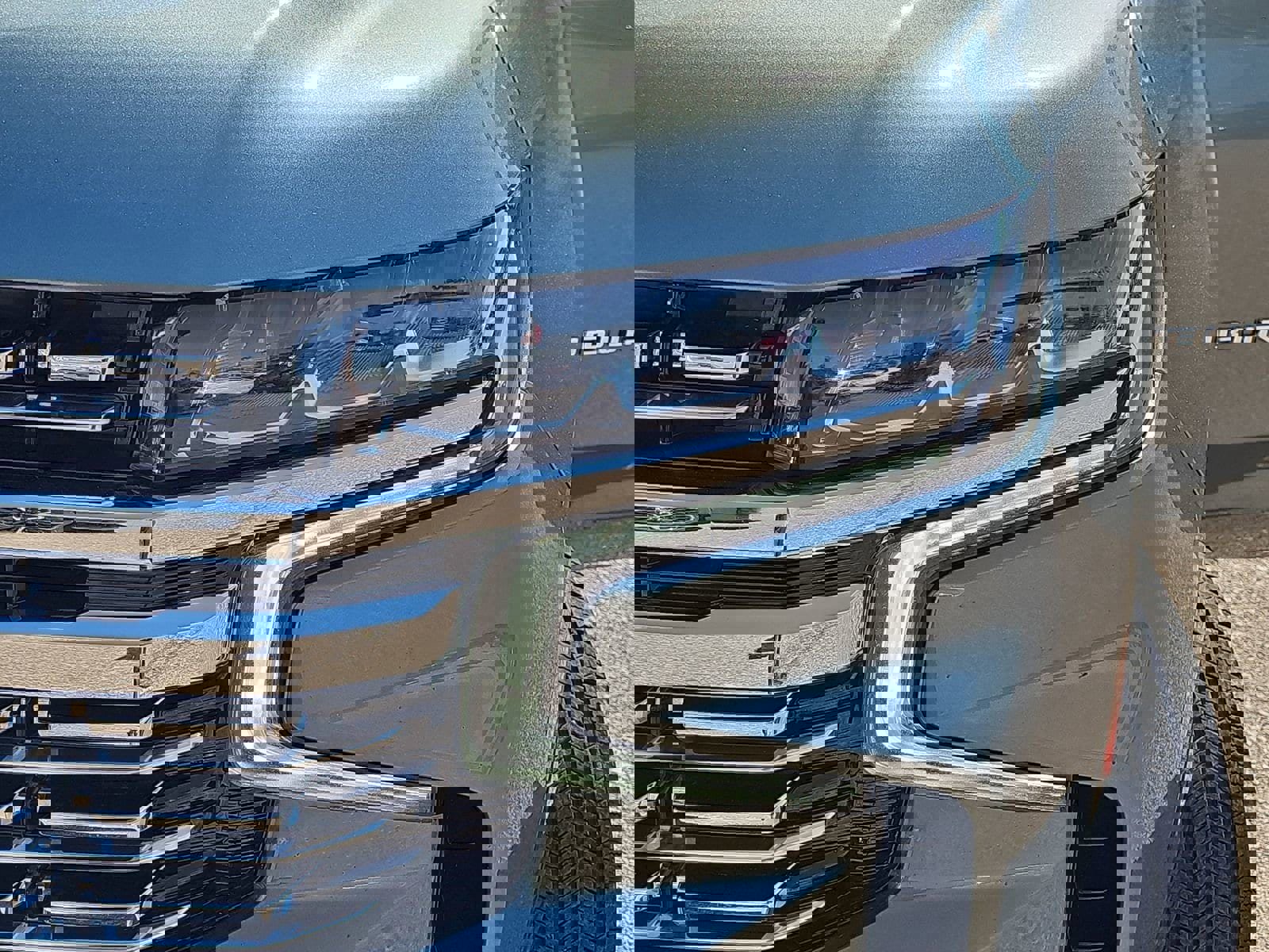 Used 2023 Chevrolet Suburban Premier image 32