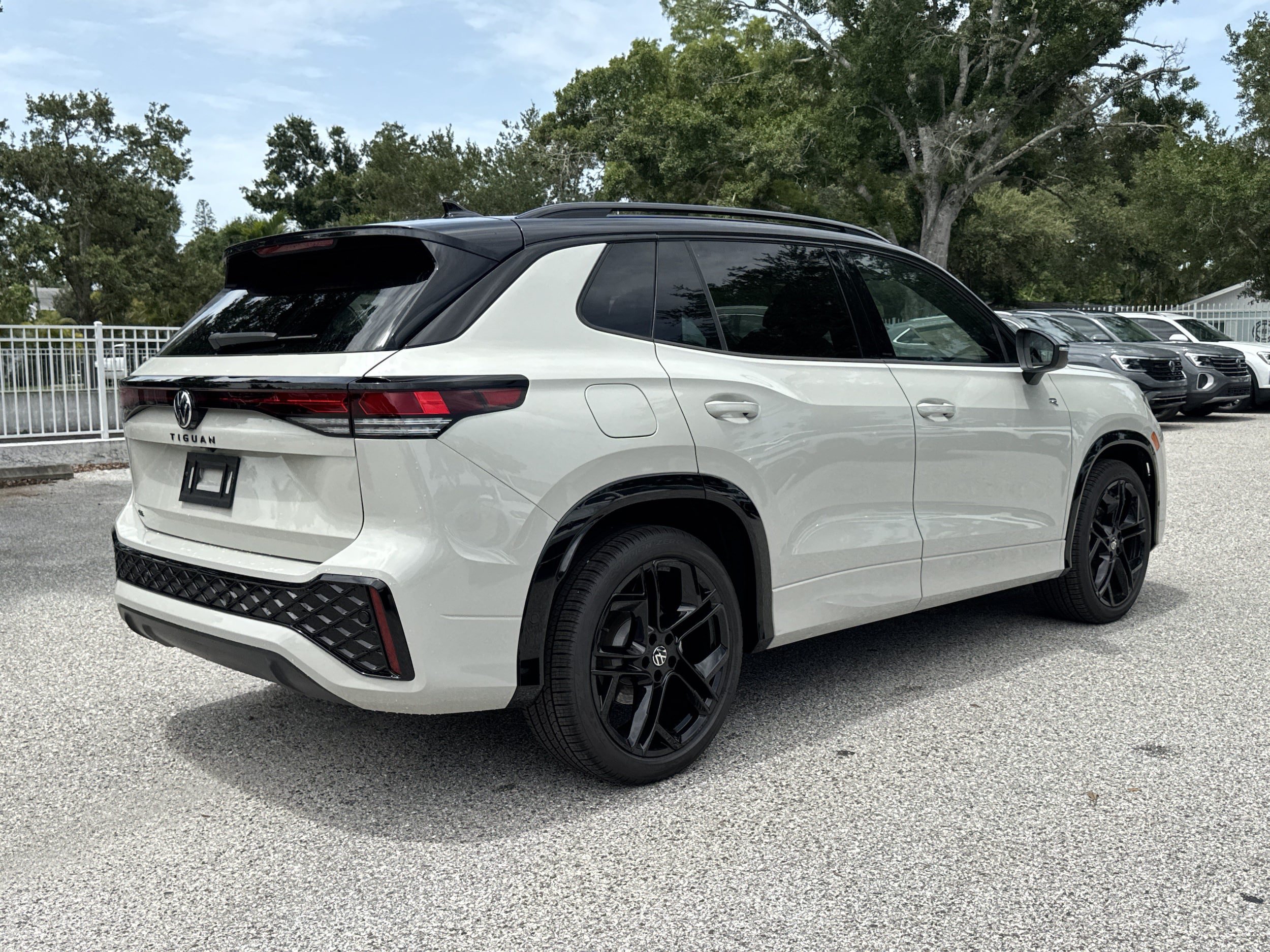 New 2026 Volkswagen Tiguan SE R-Line FWD image 4