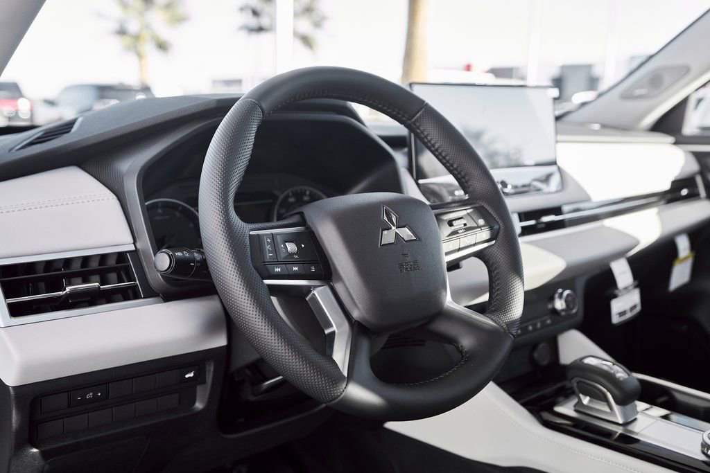 Used 2025 Mitsubishi Outlander SE FWD image 22