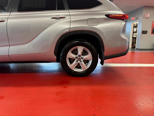 Used 2023 Toyota Highlander LE AWD/4WD image 29