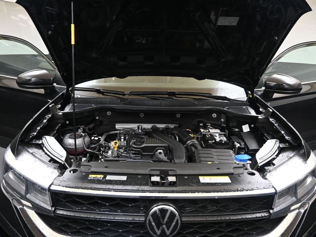Certified 2024 Volkswagen Taos SE image 9