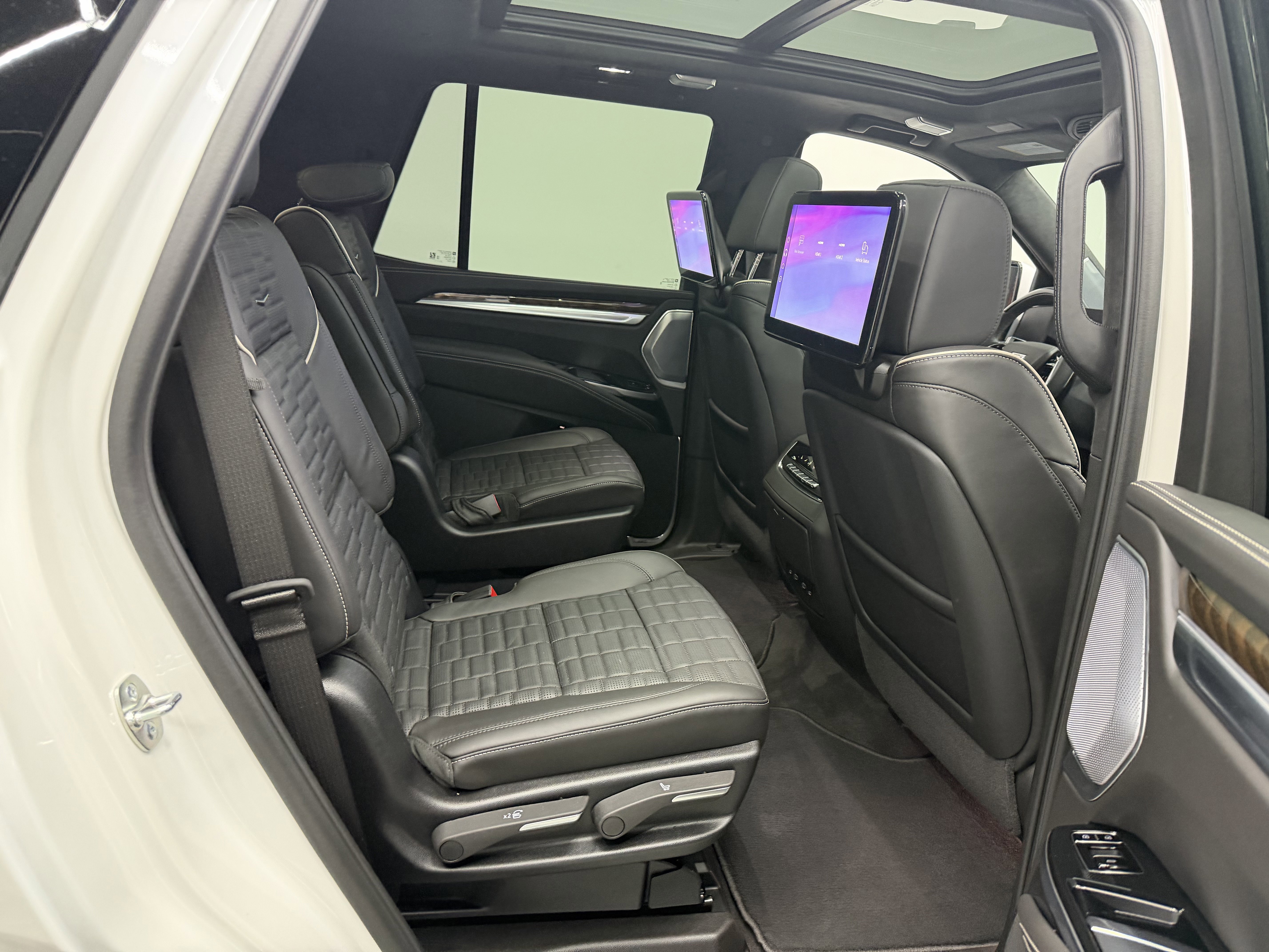 Used 2025 Cadillac Escalade Sport Platinum w/ LPO, ONYX Package image 26