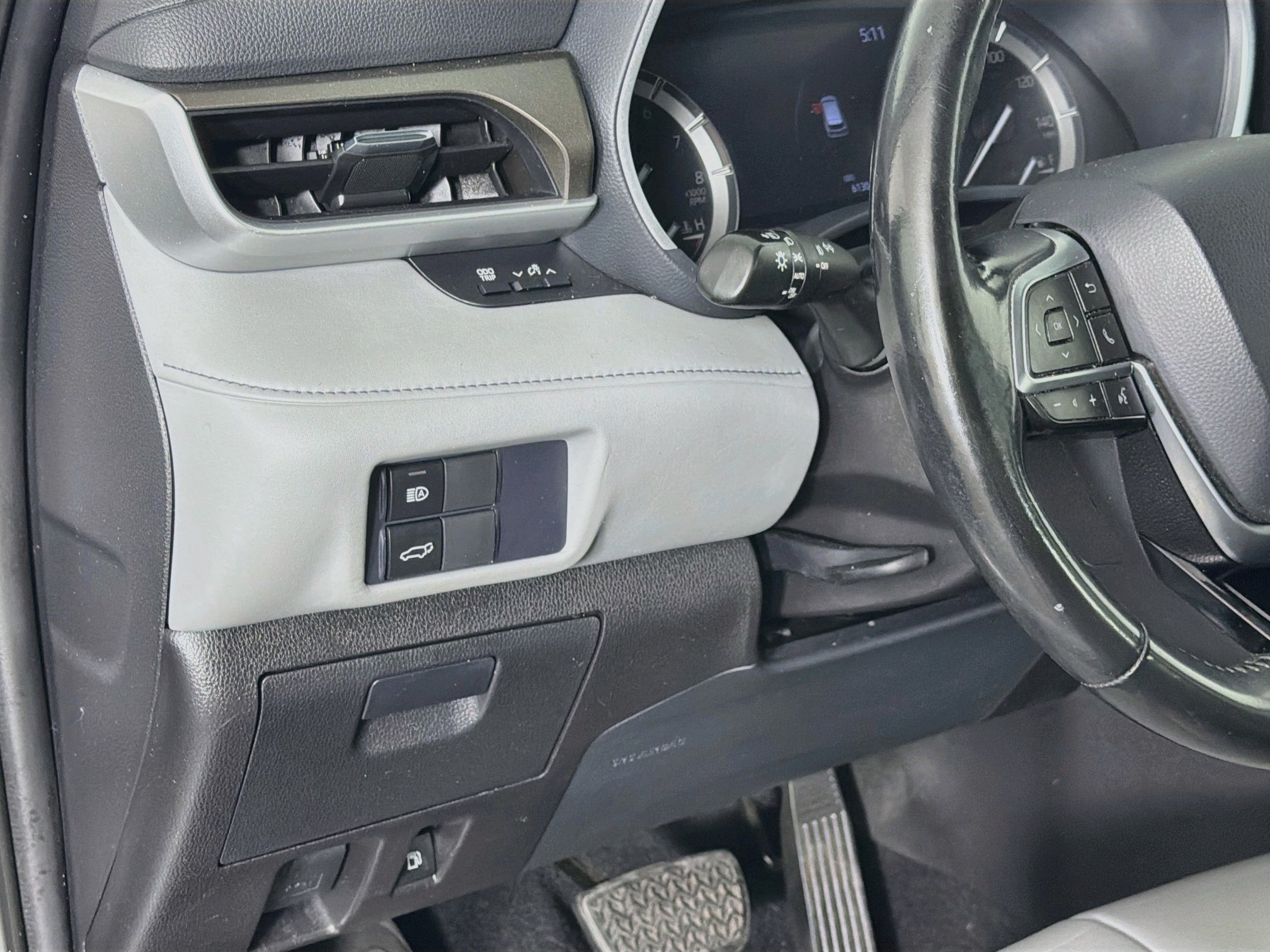 Used 2021 Toyota Highlander XLE FWD image 17