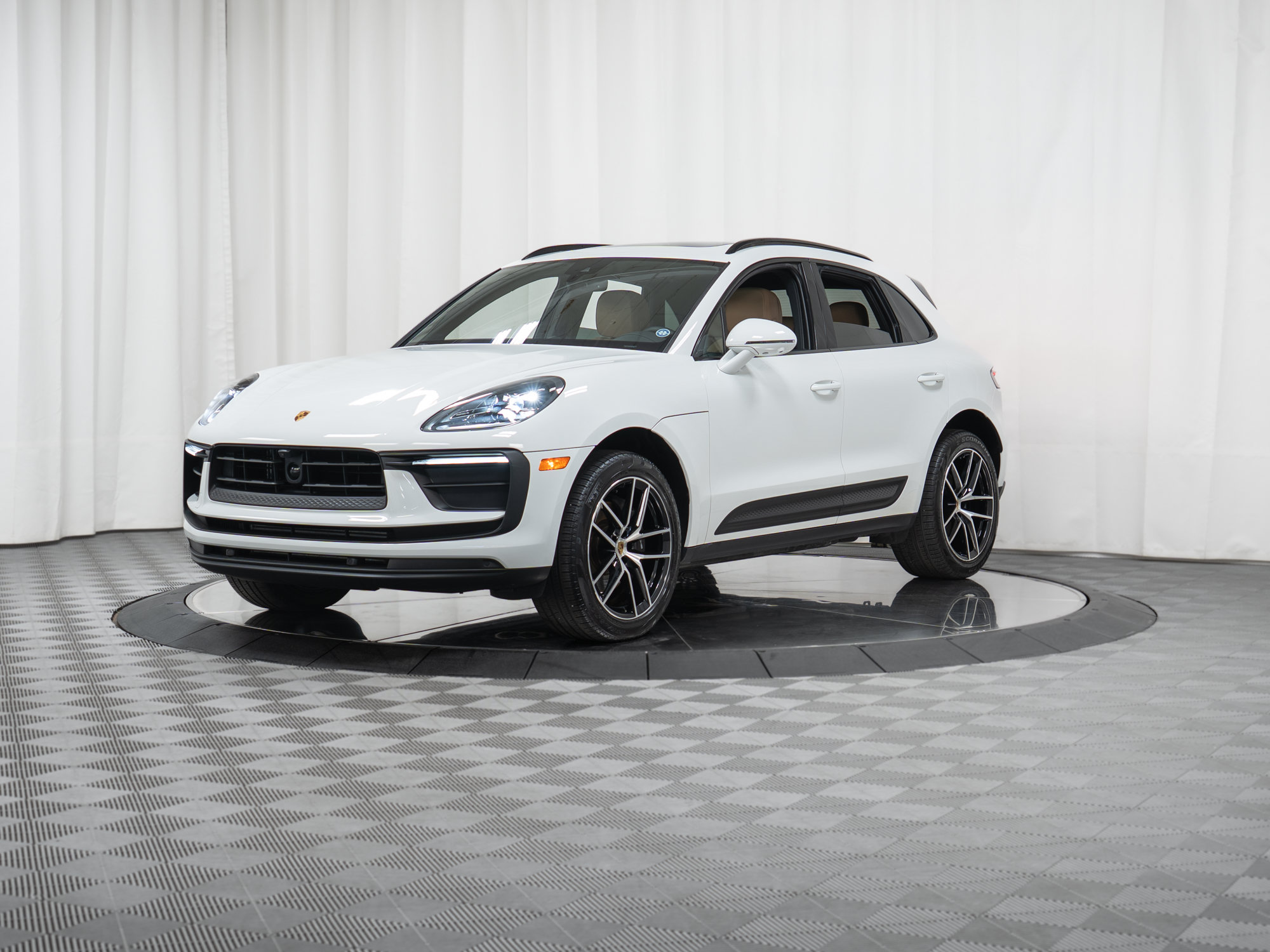 Certified 2022 Porsche Macan AWD/4WD image 28