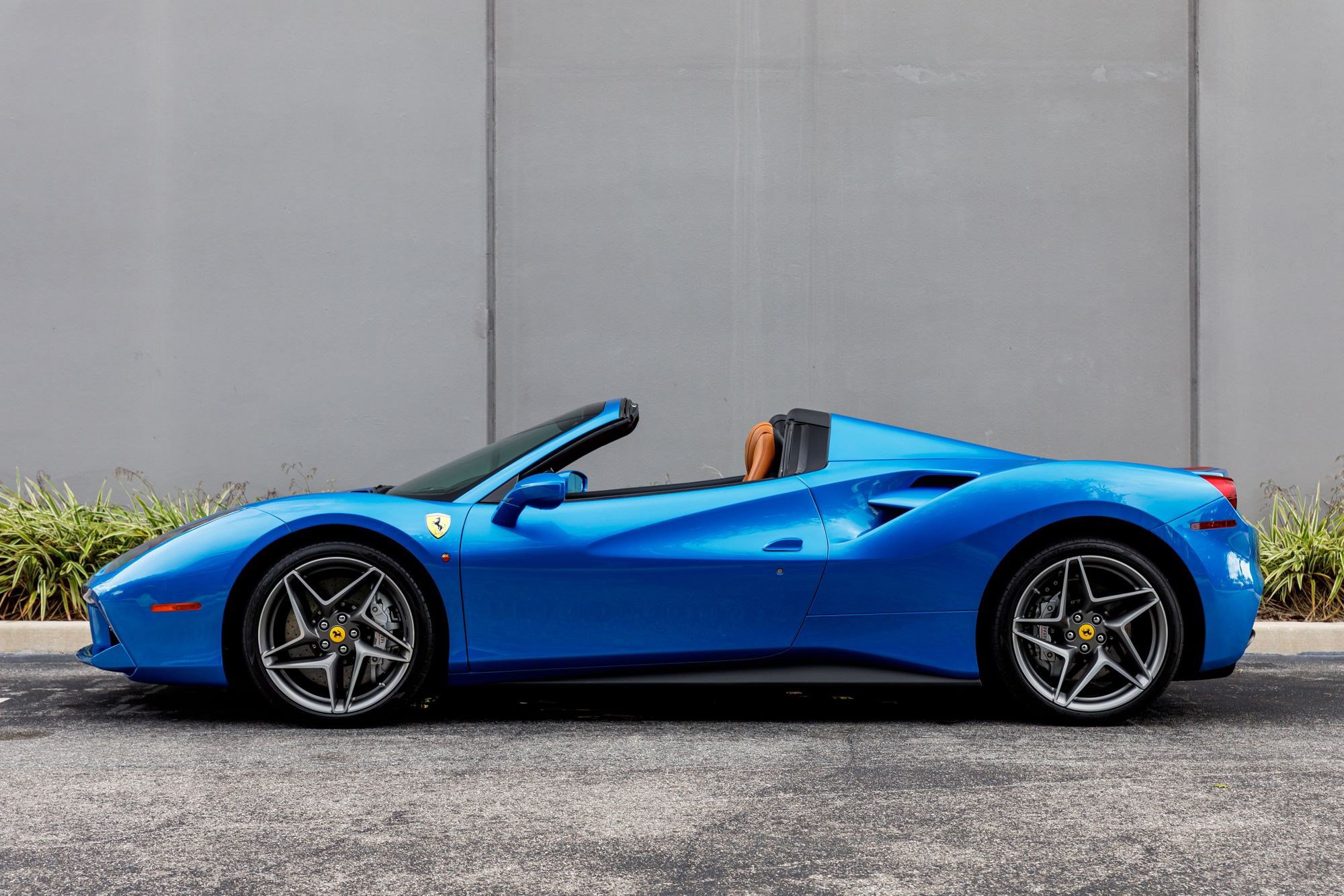 Used 2019 Ferrari 488 Spider RWD image 2
