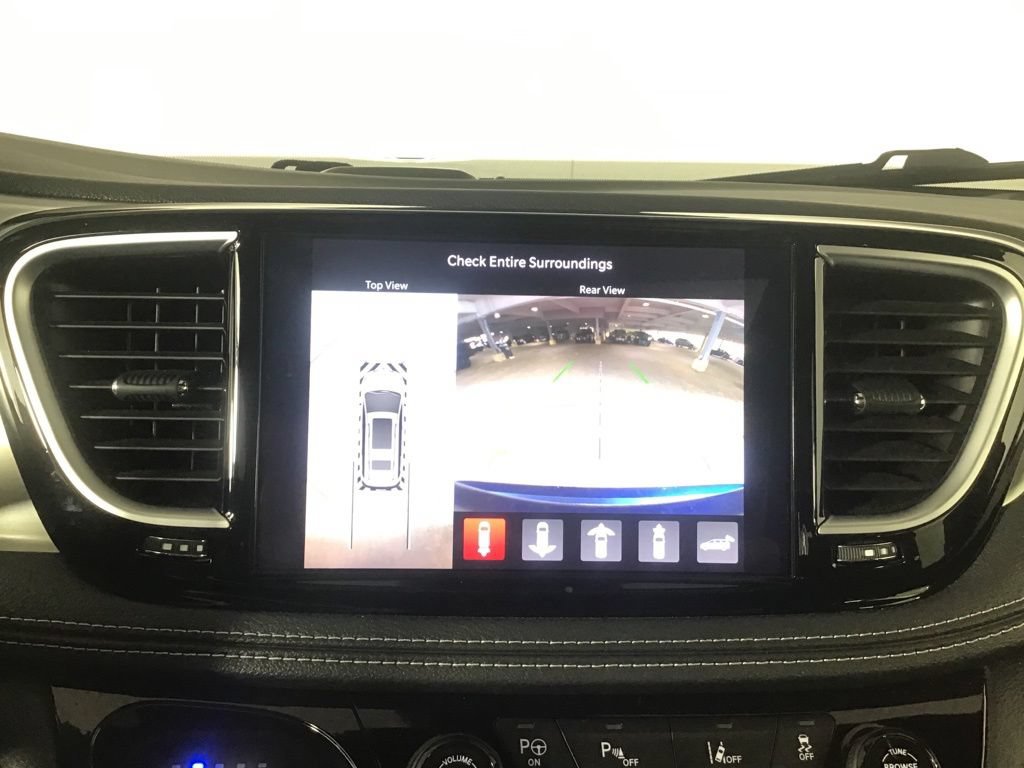 Used 2023 Chrysler Pacifica Limited w/ Uconnect Theater Family Group FWD image 35