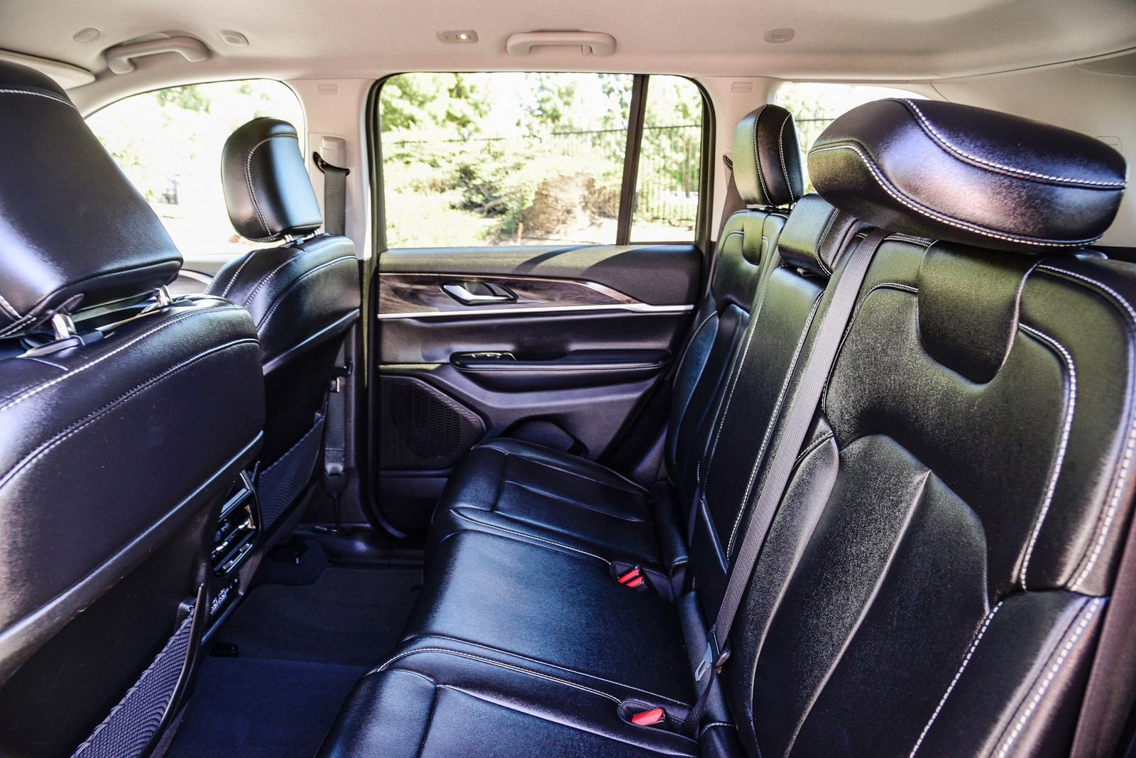 Used 2023 Jeep Grand Cherokee Limited w/ Black Appearance Package image 21