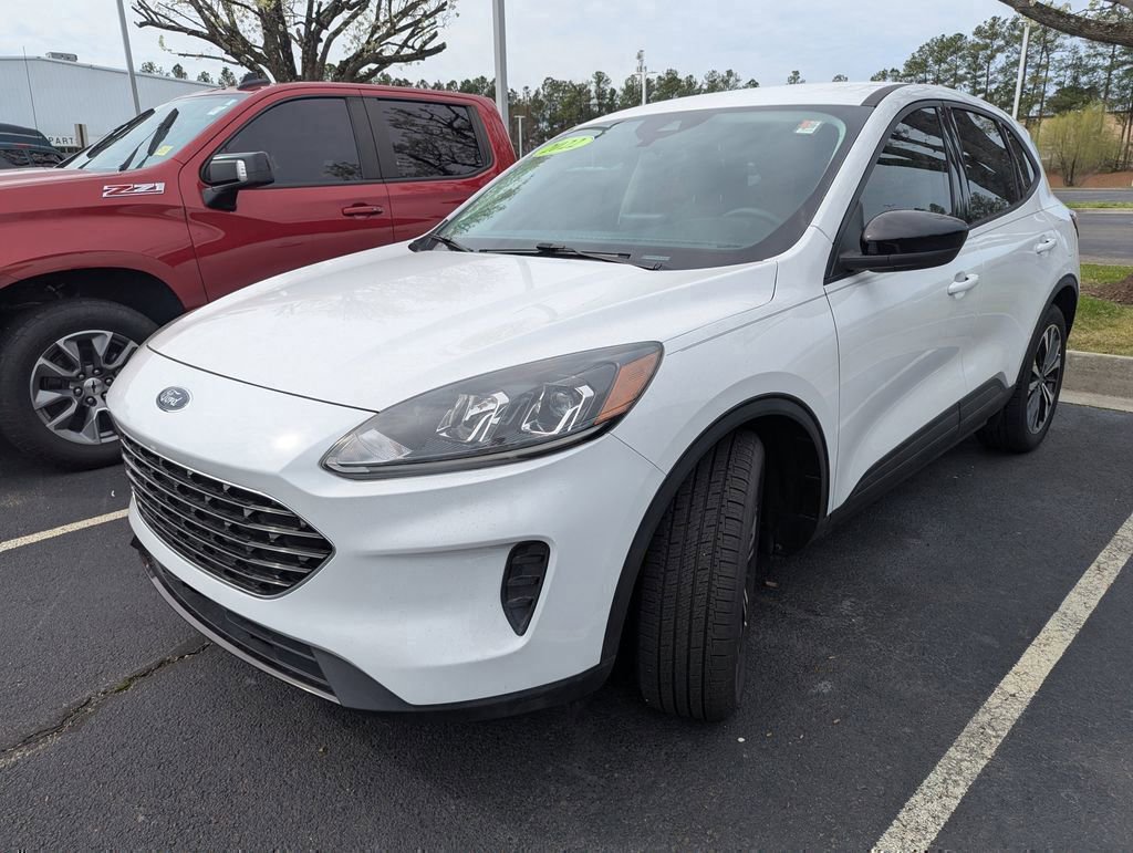 Used 2022 Ford Escape SE w/ SE Sport Appearance Package image 3
