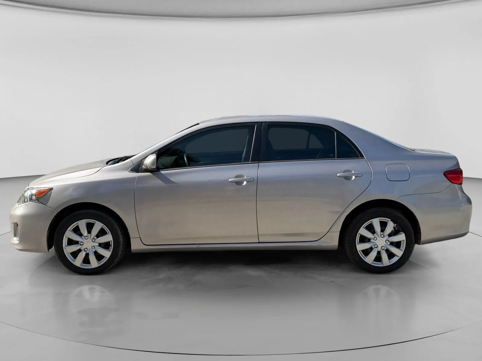 Used 2012 Toyota Corolla LE FWD image 2